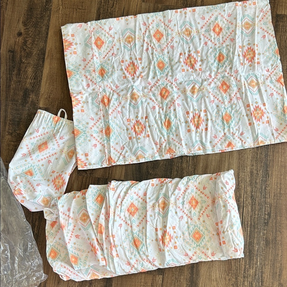 Geometric Patterned Queen Sheet set - Picture 5 of 7